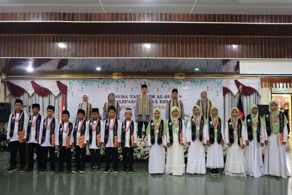 15 Siswa SDIT Daarul Qudwah Wisuda