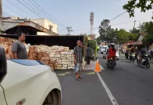 Terjadi Laka Lantas di Gedong Air Truk Tronton Terguling Muatan Tumpah Ke Jalan