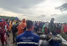 Serunya Aksi Bersihkan Pantai Lampung, LAZDAI PEDULI Turunkan Relawan
