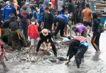 KNPI Lampung dan RPL Turut Berkolaborasi Bersama Masyarakat Bersih Bersih Pantai