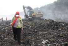 Wali Kota Bandarlampung Eva Dwiana Tinjau Proses Pemadaman Kebakaran di TPA Bakung