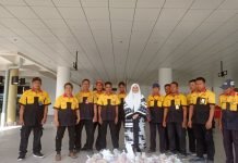 Nevi Zuairina Berbagi Paket Ramadhan untuk Porter dan CS Bandara Internasional Minangkabau