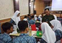 Manfaatkan Limbah Plastik. KAMI dan SMK SMKTI Bandar Lampung Gelar Workshop Urban Farming