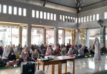Haru!! Ratusan Siswa Persembahkan Bunga saat Seminar Parenting SMAIT Daarul Ilmi Bandar Lampung
