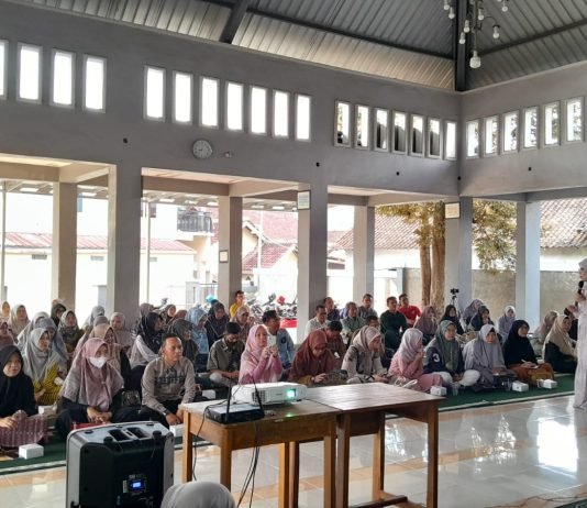 Haru!! Ratusan Siswa Persembahkan Bunga saat Seminar Parenting SMAIT Daarul Ilmi Bandar Lampung