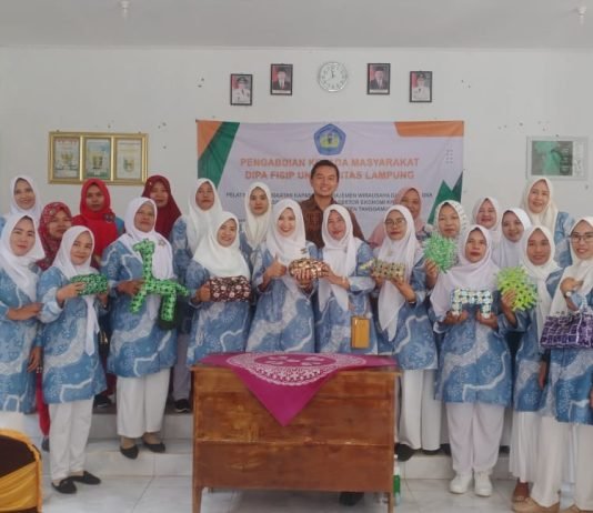 PENGABDIAN UNILA: UBAH SAMPAH PLASTIK JADI CUAN