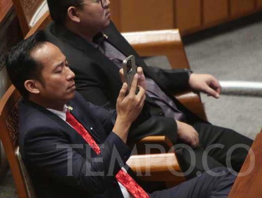 Masih Kontroversi, Anggota DPR dan Komedian Denny Cagur Promosikan Judi Online atau Game Online?
