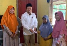 Ketua Fraksi PKS Berikan Hadiah kepada Pemenang Video Terbaik Hari Ibu