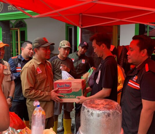 “Ketua PKS Lampung Turun Langsung ke Lokasi Banjir! Dapur Umum Siapkan 600 Porsi Per Hari!”