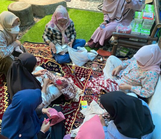Ubah Limbah Jadi Cuan! Puluhan Ibu Rumah Tangga Ikuti Pelatihan Kreasi Daur Ulang Bernilai Ekonomis