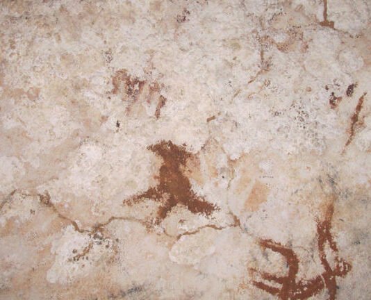 Lukisan gua tertua di dunia ditemukan di Sulawesi: Cap tangan ‘serupa cakar’ berusia 67.800 tahun