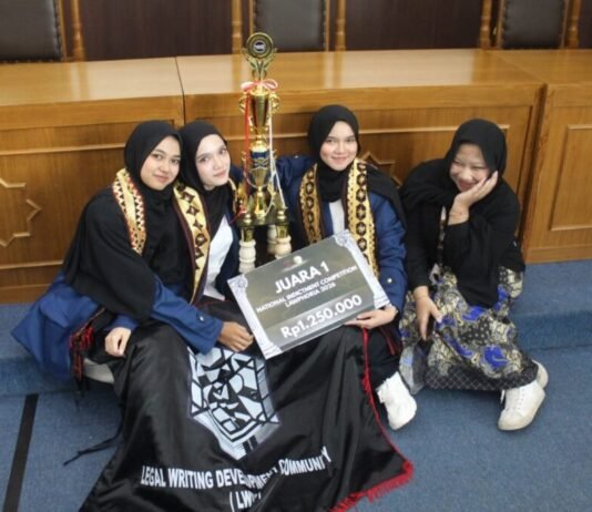 Mahasiswa UKMF LWDC FH Juara I Kompetisi Surat Dakwaan Lawphoria UMY