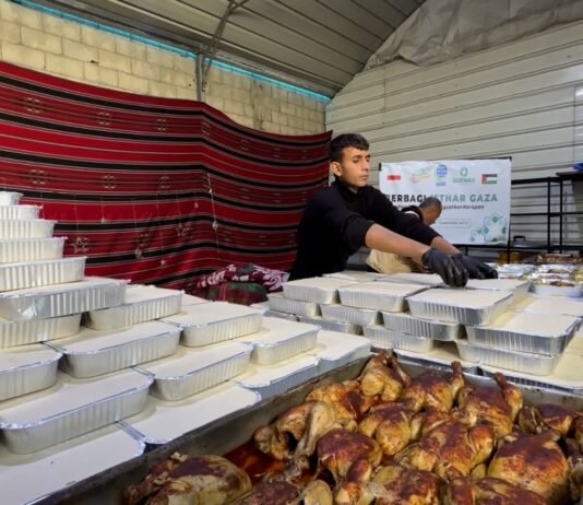 Dari Lampung Untuk Palestina. Melalui Program “Amazing Ifthar Gaza”, 300 Pengungsi Gaza Selatan Terima Hidangan Berbuka