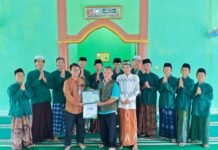 Wakaf Produktif Dorong Kemandirian Pesantren: Lazdai Salurkan Ternak Ayam Elba di Natar