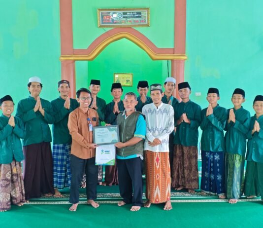 Wakaf Produktif Dorong Kemandirian Pesantren: Lazdai Salurkan Ternak Ayam Elba di Natar