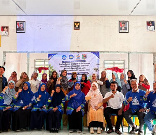 Unila Berdayakan Kelompok Usaha Perempuan di Lampung Timur melalui Inovasi Sabun Cair Antibakteri Berbasis Ekstrak Daun Lada